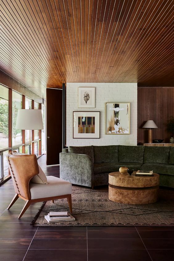 Decoração de sala sem tv com sofá verde e poltrona de madeira