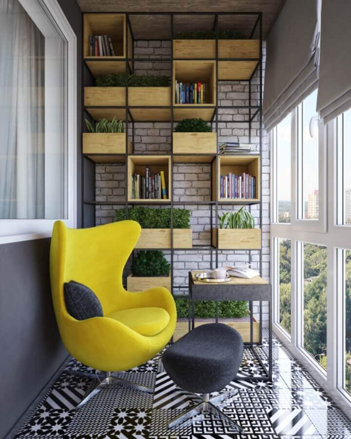 Decoração de varanda com poltrona amarela e armário para livros estilo industrial Foto Habitissimo