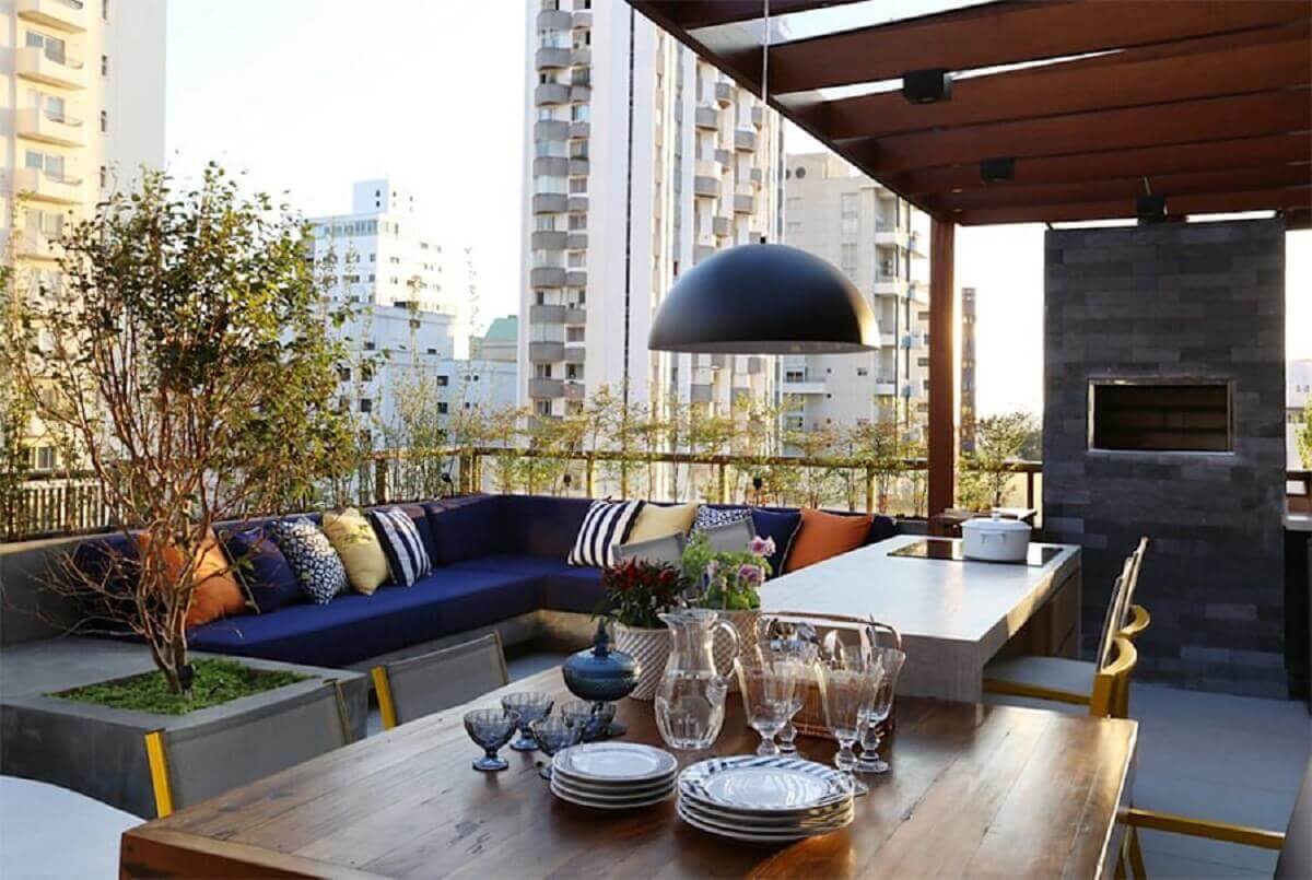 Decoração de varanda planejada com sofa de canto e churrasqueira Foto Mandril Arquitetura e Interiores