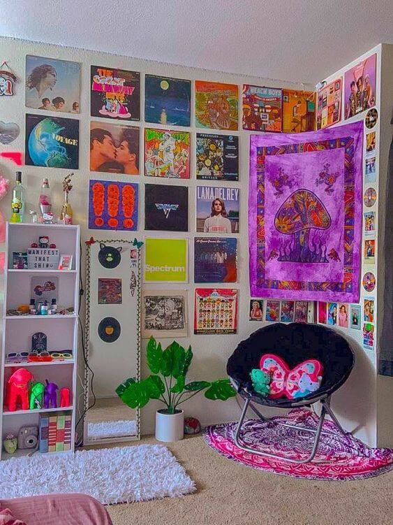 Decoração indie quarto com discos nas parede e tapetes na cor neon