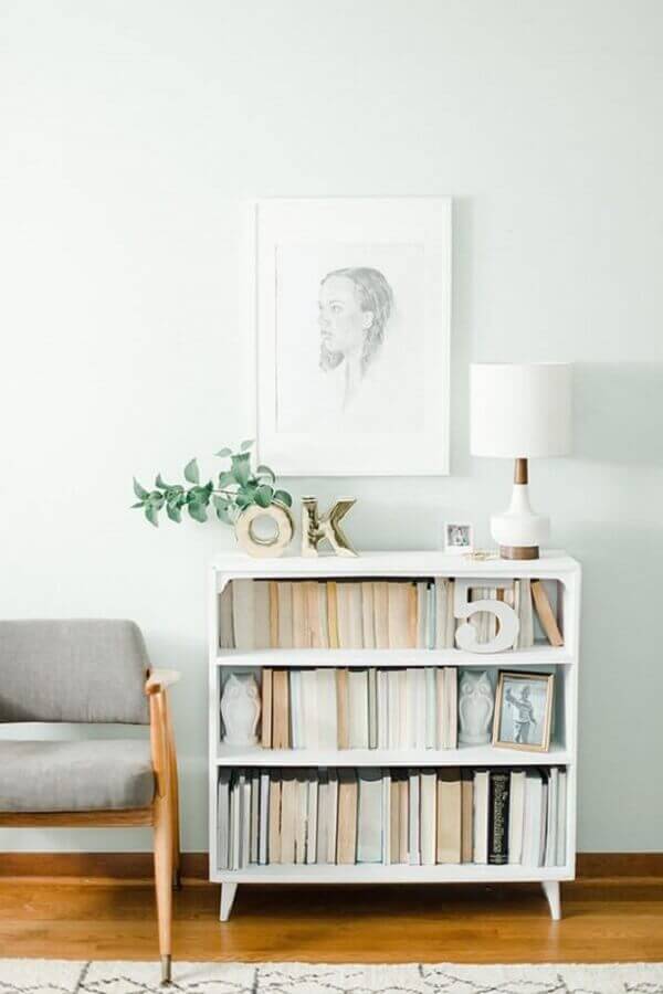 Decoração minimalista com armário para livros pequeno e poltrona cinza Foto Dream Green DIY