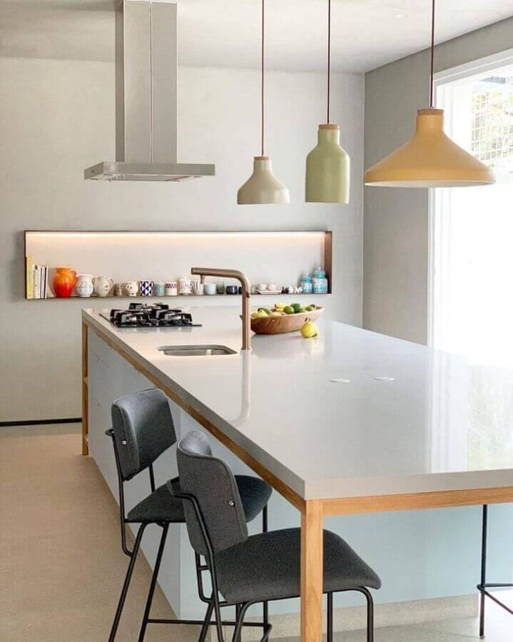Decoração minimalista com ilha de cozinha com pia e cooktop  Foto Guelo Nunes