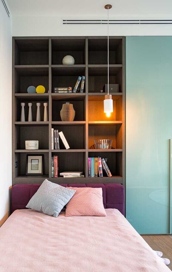 Decoração moderna com armário de livros para quarto planejado Foto Homedit