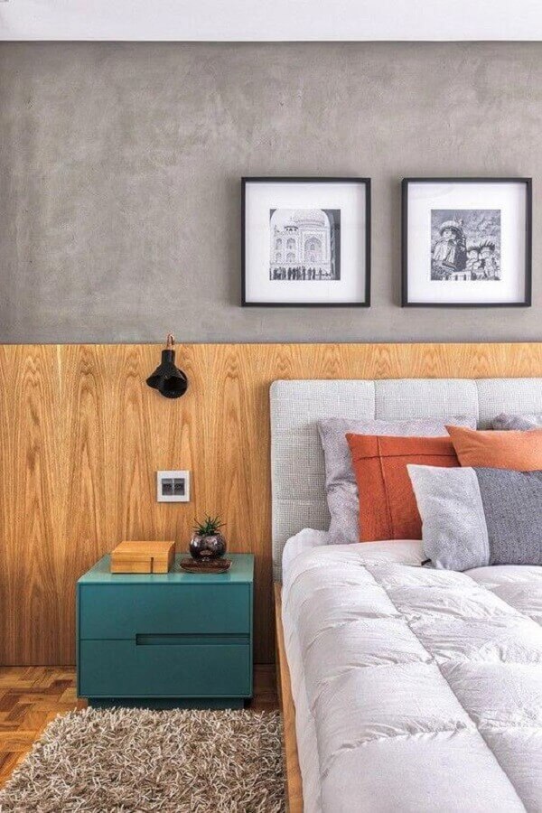 Decoração moderna com parede de cimento queimado e gaveteiro baixo para quarto Foto Casa Vogue