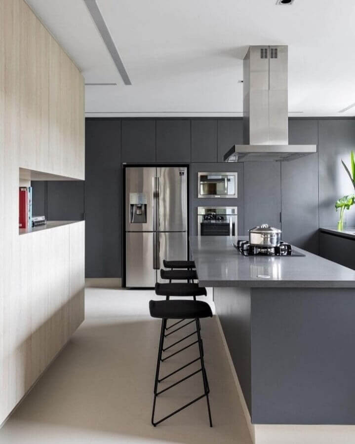 Decoração moderna em tons de cinza com ilha para cozinha com cooktop Foto WF Arquitetos