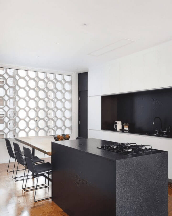 Decoração moderna para cozinha preta e branca com ilha com cooktop e mesa Foto Mariana Orsi