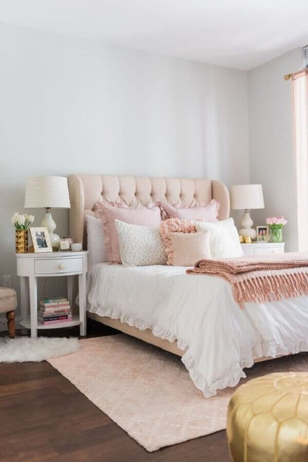 Decoração romântica para quarto branco com cabeceira capitonê rosa clara Foto Sassy Townhouse Living