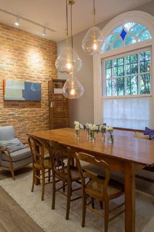 Decoração rústica para sala de jantar com luminária de vidro para mesa de madeira Foto Casacor Abril