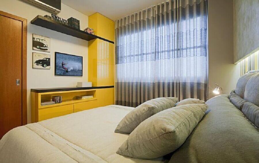 Decoração simples para quarto colorido de casal com armário amarelo Foto Eduarda Correa