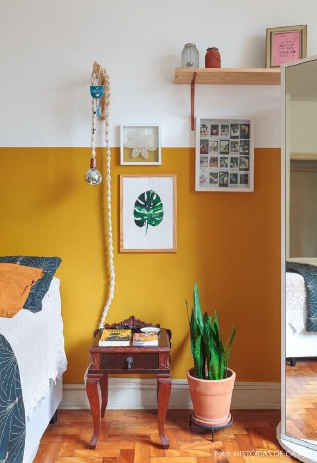 Decoração simples para quarto de casal colorido com parede amarela Foto Historias de Casa