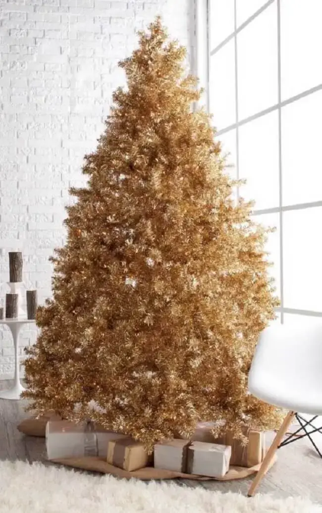 Decoração clean com árvore de natal dourada. Fonte: Decor Fácil