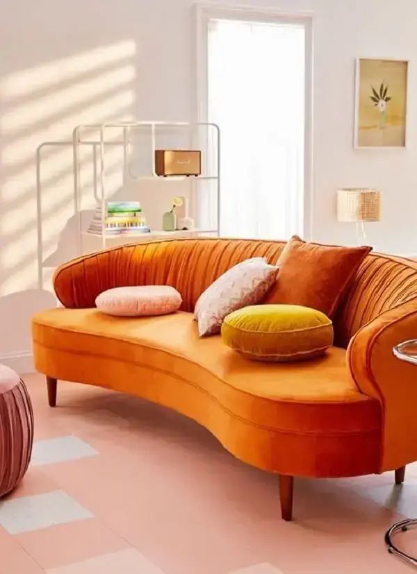Decoração colorida com sofá curvo laranja. Fonte: Domino Magazine