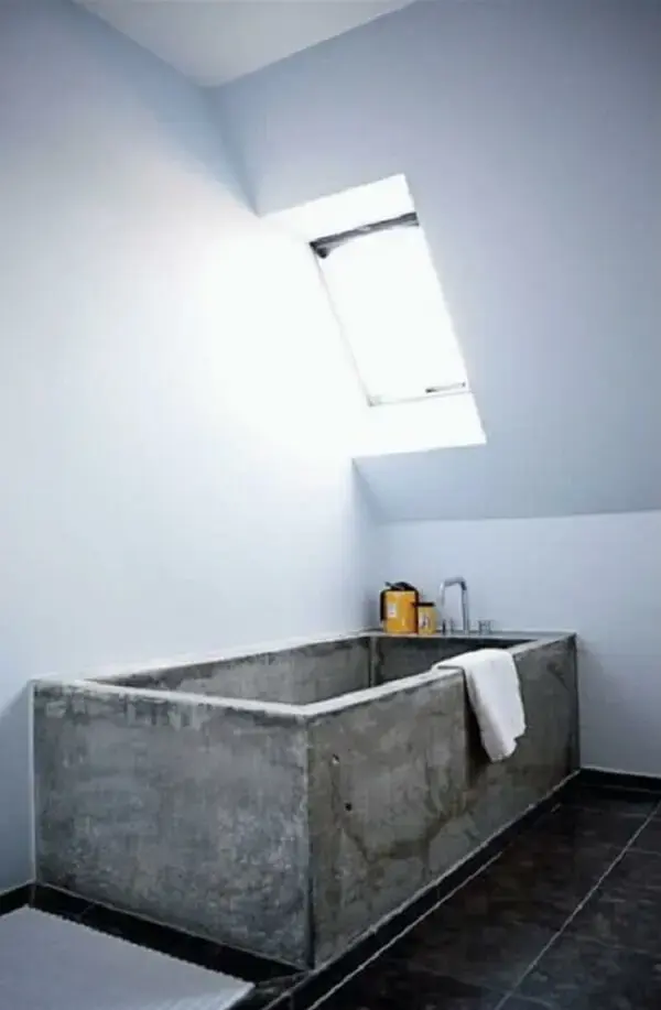 Decoração com banheira simples de concreto. Fonte: Decor Fácil