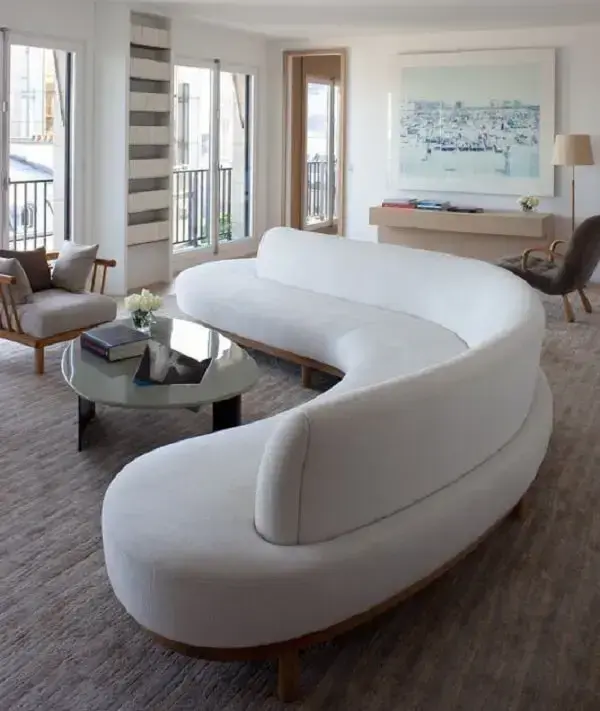 Decoração de apartamento com sofá curvo. Fonte: Lolla