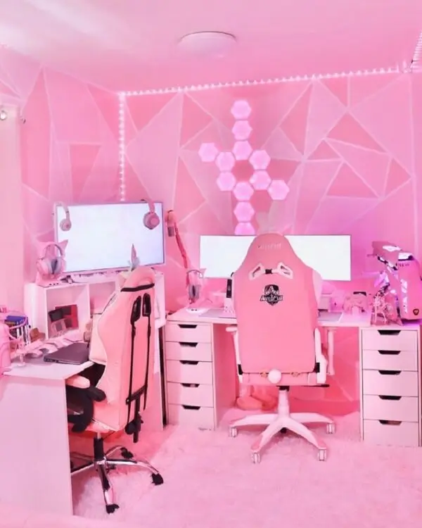 Decoração de quarto gamer feminino em tons de rosa. Fonte: StogaGame