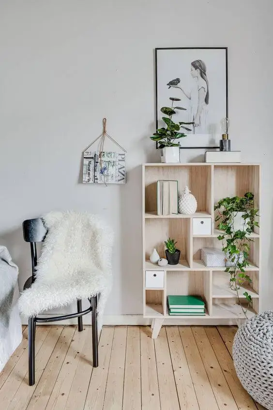 Decoração de sala de estar com mini estante organizadora de madeira