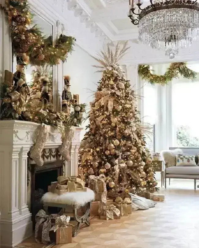 Decoração elegante de sala para árvore de natal dourada. Fonte: Fashion To Follow
