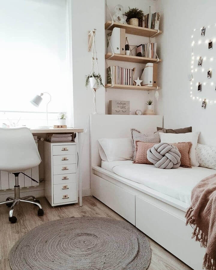 Decoração simples com gaveteiro pequeno para quarto com escrivaninha Foto Achzine
