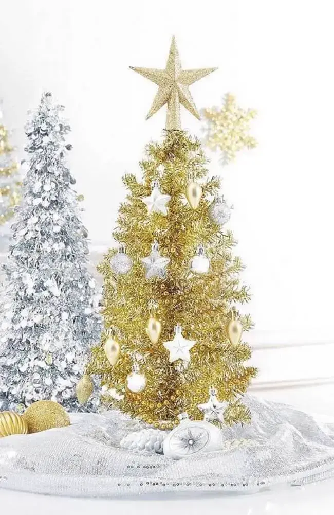 Decore a mesa com uma mini árvore de natal com enfeites dourados. Fonte: Decor Fácil