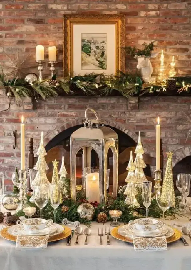 Decore o centro da mesa com mini árvore de natal dourada e prata. Fonte: Cape Cod Life &amp; Home