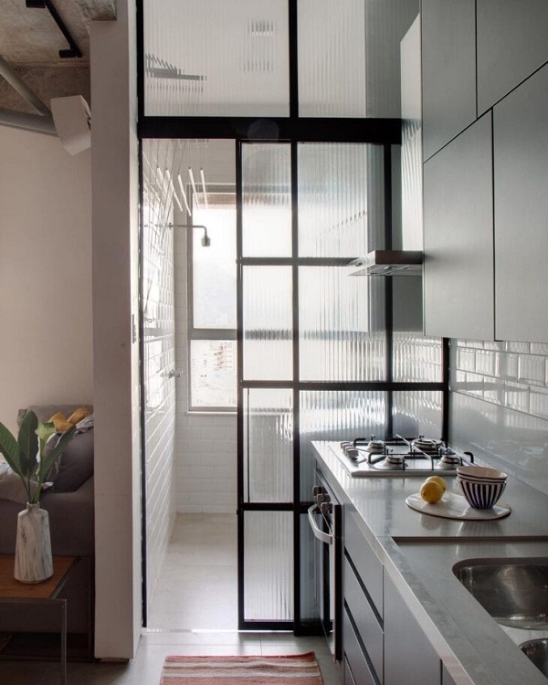 Divisória de cozinha com porta preta e de vidro