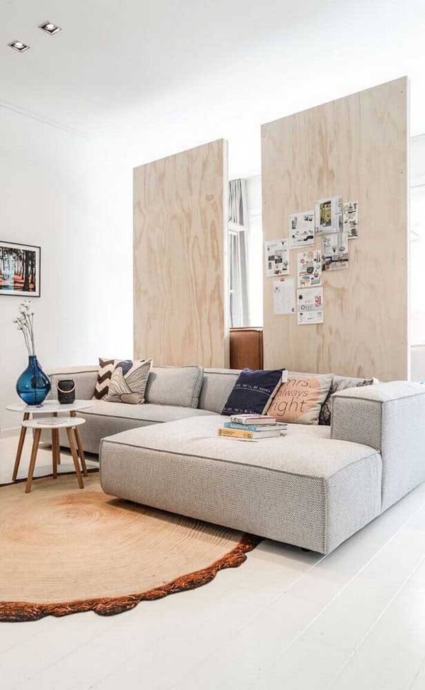 Divisória de madeira para sala com painel atrás do sofá 