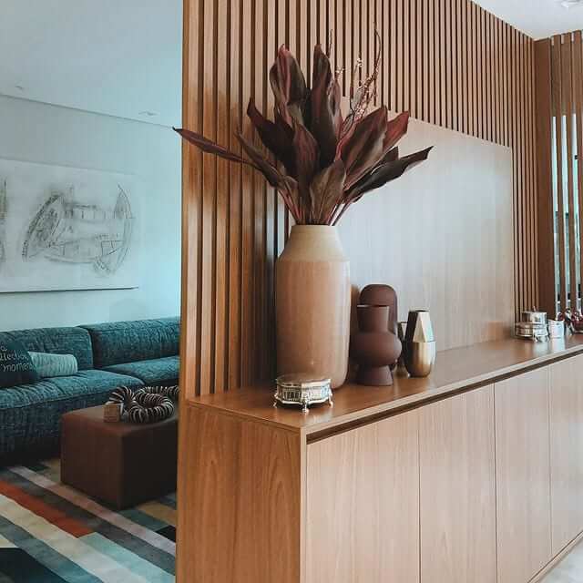 Divisória de madeira para sala de estar com buffet decorado