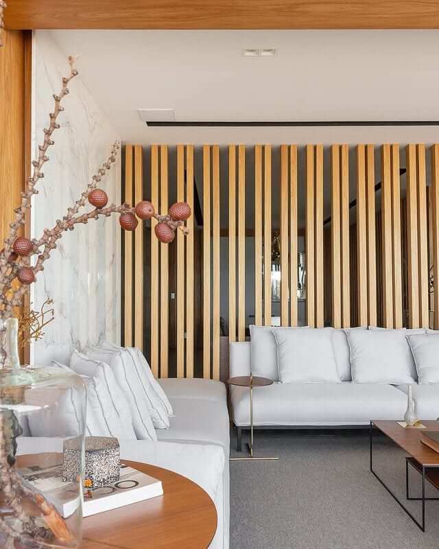 Divisória de madeira para sala de estar moderna com conjunto de sofás off white