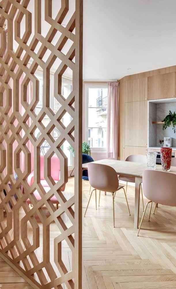 Divisória de madeira para sala de jantar com cadeiras cor de rosa delicadas