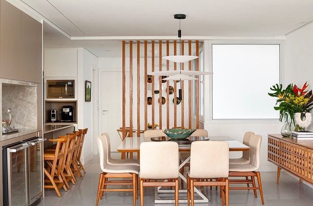 Divisória de madeira para sala de jantar com cozinha moderna na decoração
