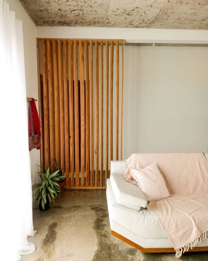 Divisória de madeira para sala moderna com manta rose