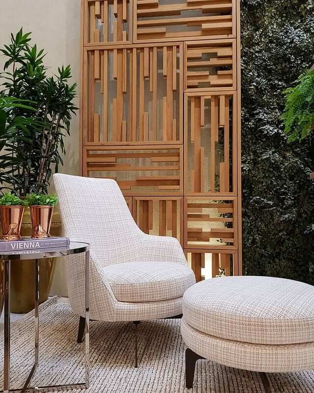 Divisória de madeira para sala moderna com poltrona e puff