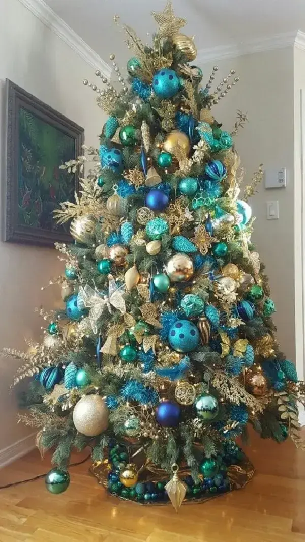 Forme uma composição agradável na hora de decorar sua árvore de natal dourada. Fonte: Weddify Fashion Corner