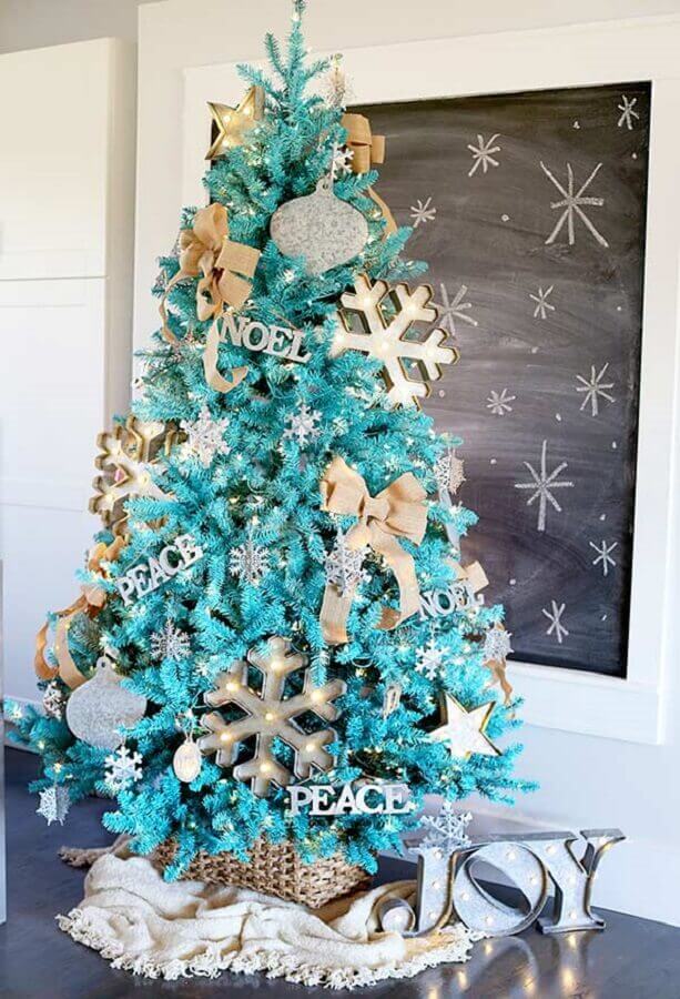  Ideia de como montar árvore de Natal azul com enfeites grandes Foto The Interior Designer
