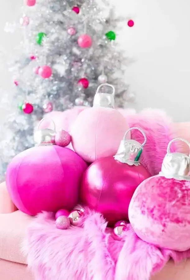 Ideia de como montar uma árvore de Natal perfeita com enfeites cor de rosa Foto House Beautiful
