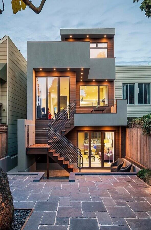 Ideia de cores de casas modernas externa com fachada cinza e marrom Foto Decor Facil