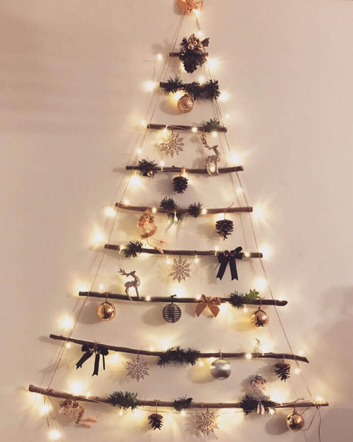 Ideia simples de como montar árvore de Natal na parede com galhos de arvore Foto Isil Saygi Erken