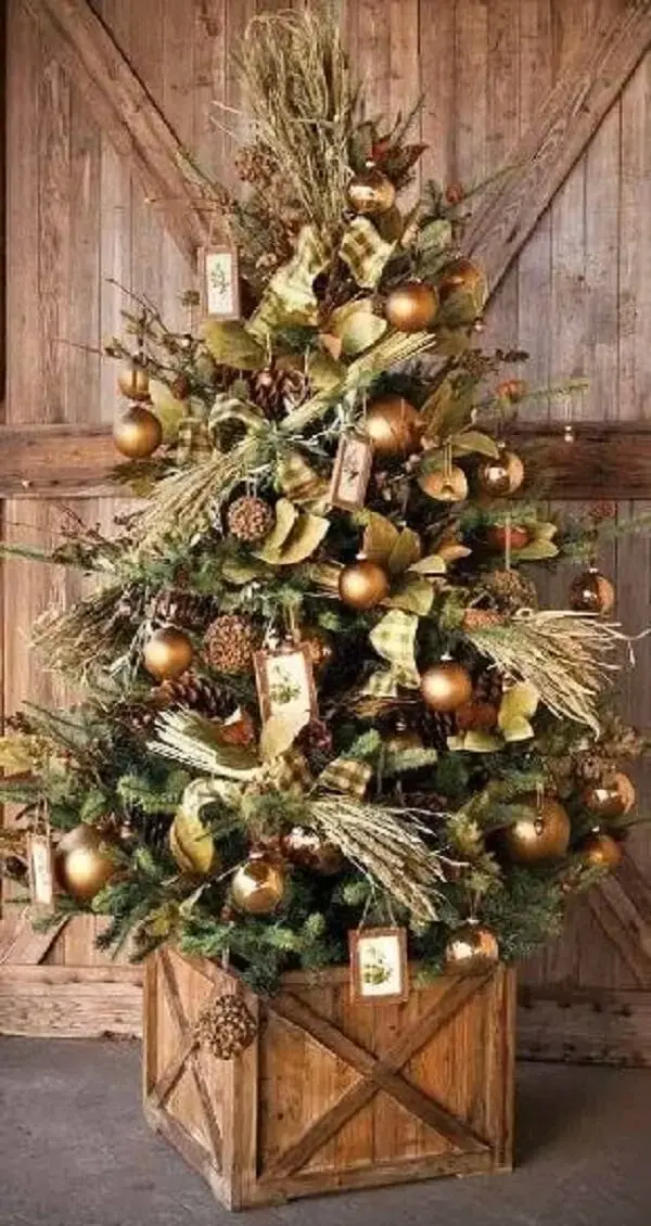 Ideias criativas para esconder o pé da árvore de natal dourada. Fonte: Decoração e Invenção