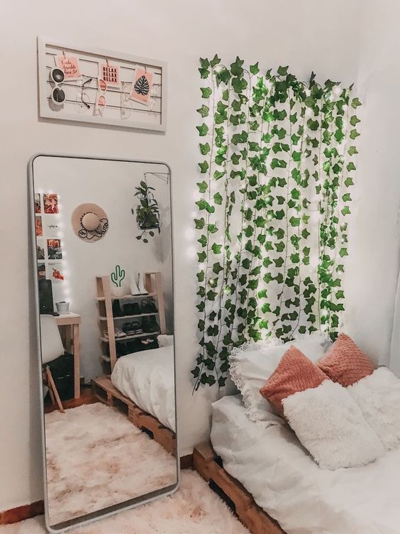 Ideias de quarto indie com cama de paletes e espelho ao lado da cama