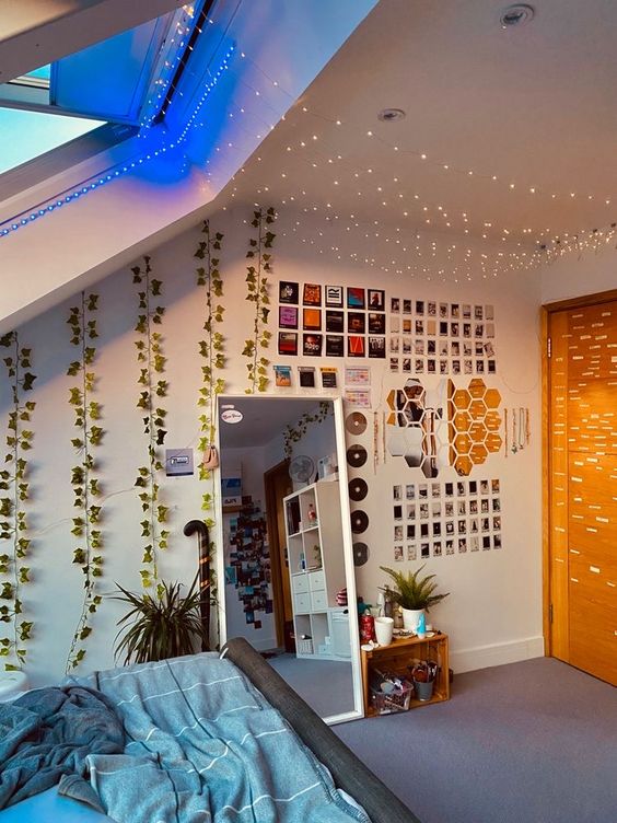 Ideias para quarto indie com fotos na parede espelho de chão e plantas artificias