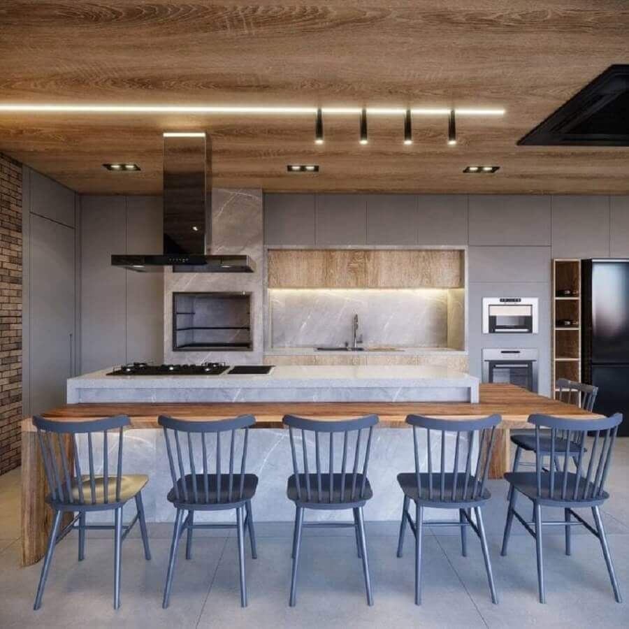  Ilha com cooktop e bancada de madeira para decoração de cozinha cinza moderna Foto Elvis Mesquita