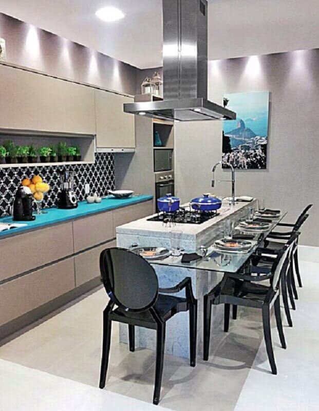 Ilha com cooktop e bancada de vidro para decoração de cozinha cinza moderna Foto Homify
