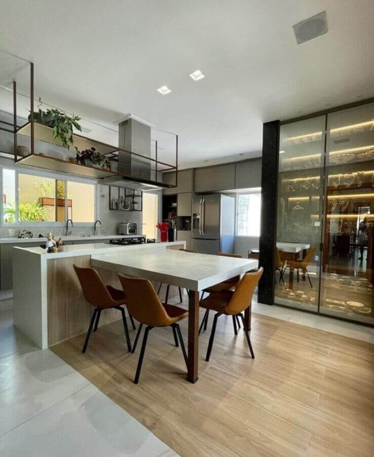  Ilha com cooktop e mesa para decoração de cozinha moderna com cristaleira de vidro Foto Ludmila Pinto