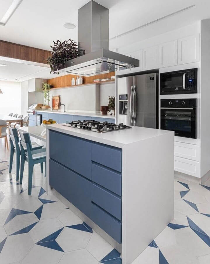 Ilha com cooktop e mesa para decoração de cozinha planejada azul e branca Foto Duda Senna Arquitetura