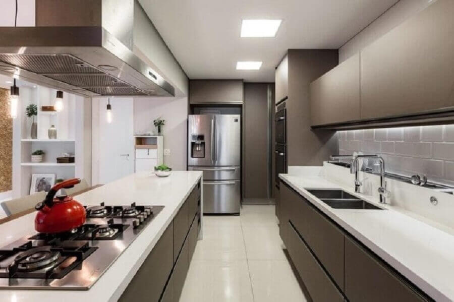 Ilha com cooktop para decoração de cozinha cinza e branca planejada Foto Cavalcante Ferraz