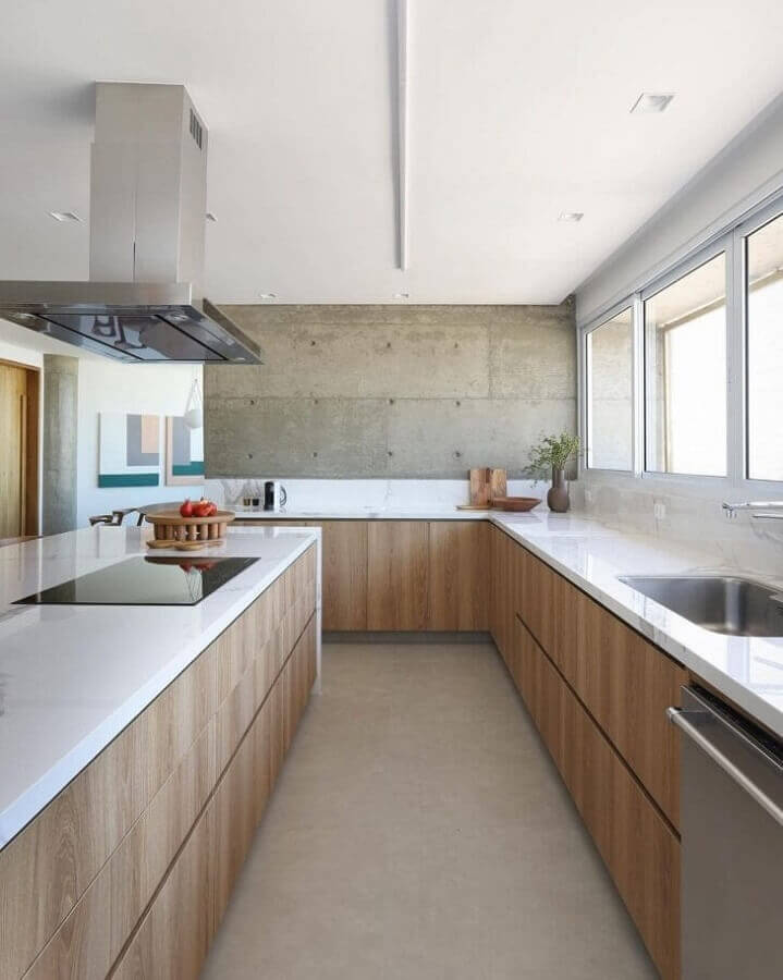  Ilha com cooktop para decoração de cozinha com armários de madeira e parede de cimento queimado Foto Quattrino Arquitetura