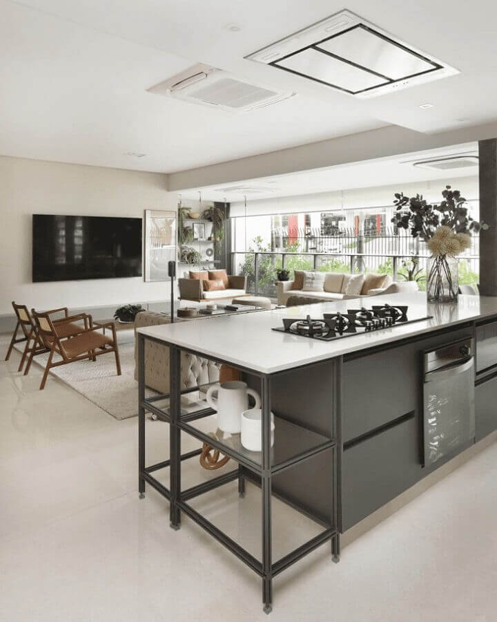 Ilha com cooktop para decoração de cozinha moderna integrada com sala de estar Foto Mariana Orsi