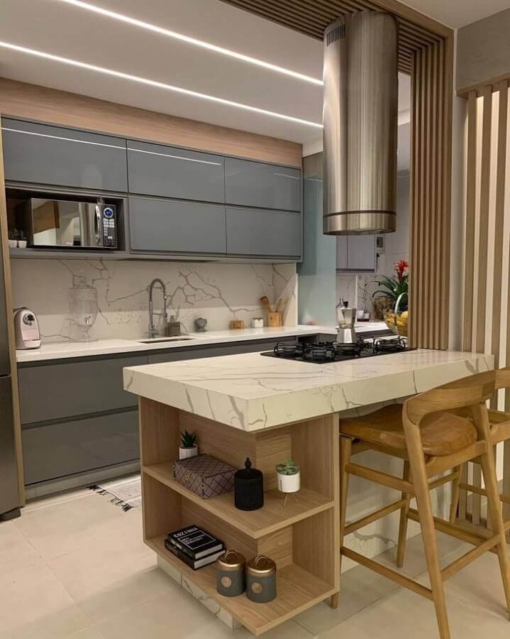 Ilha de mármore com cooktop para decoração de cozinha pequena planejada  Foto Shailla Fernandes Arquitetura