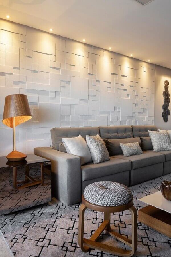 Iluminação de sala de estar decorada com abajur de madeira moderno e revestimento 3D Foto Castelatto Pisos e Revestimentos