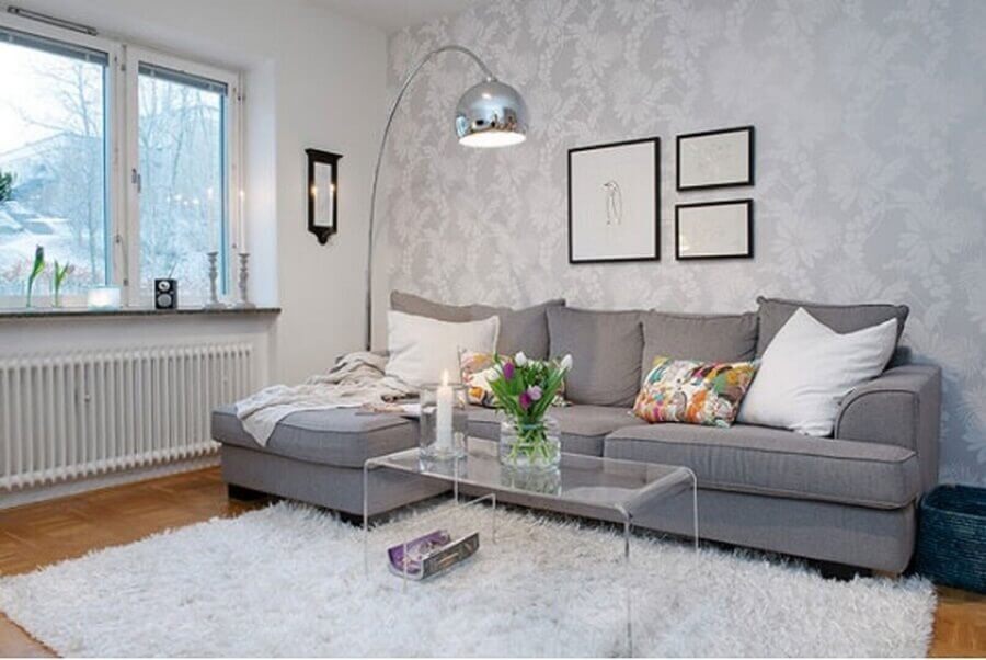 Iluminação de sala de estar decorada com papel de parede delicado e tapete felpudo Foto Adore Home Magazine